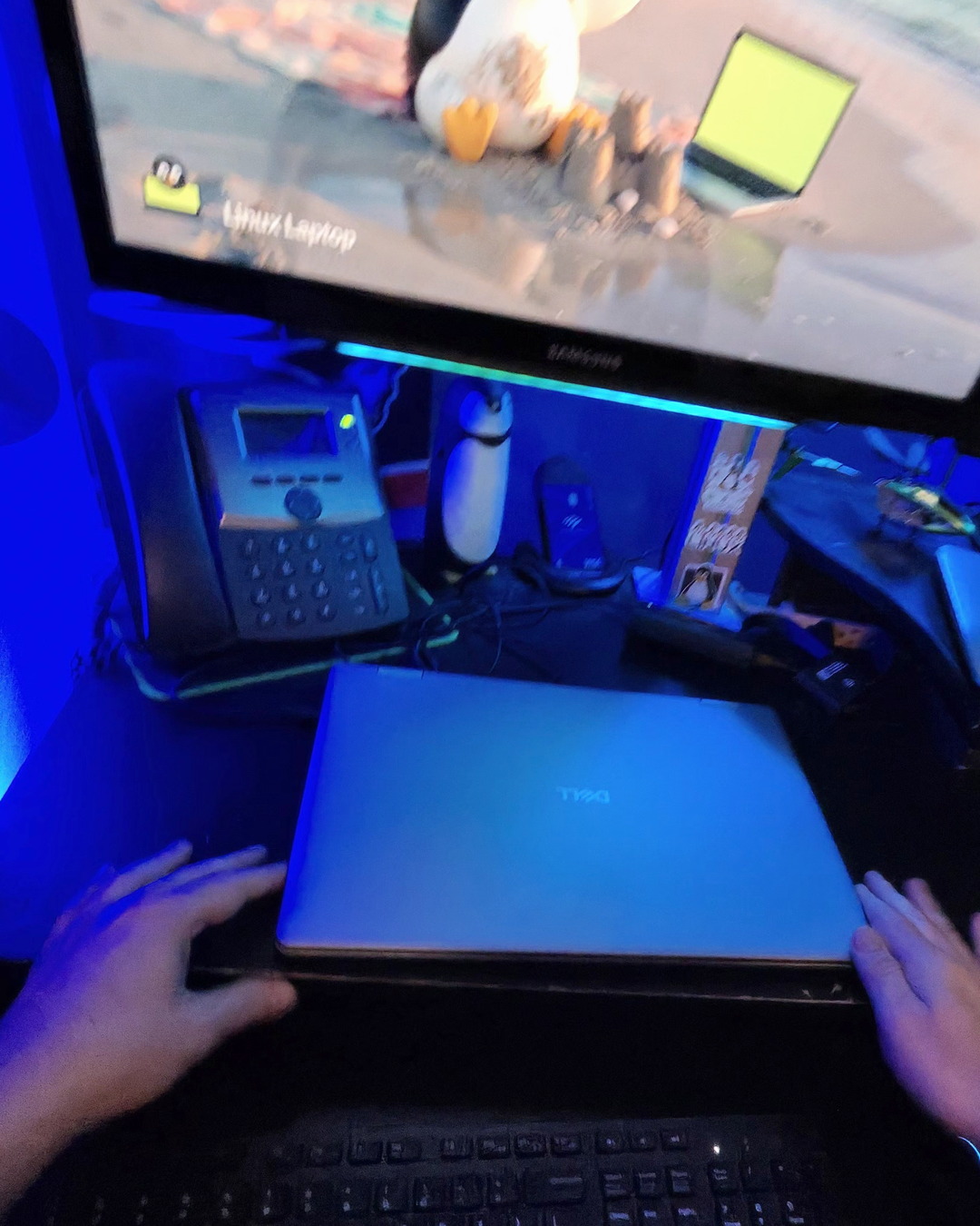 Closed laptop, Linux Laptop wallpaper above the lid