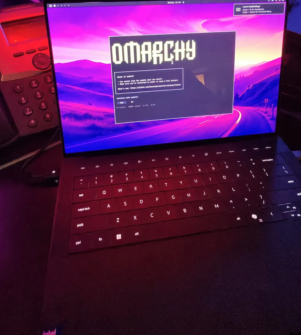 Omarchy desktop on the XPS 14 with the update prompt open